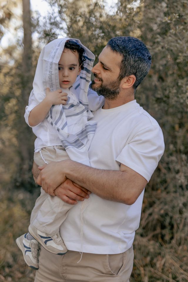 אבא מחבק את בנו בן השלוש בצילומי חלאקה